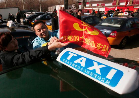的哥的姐拜大年·温暖回家路，中国石油加油站员工为参与车辆插上活动旗帜。