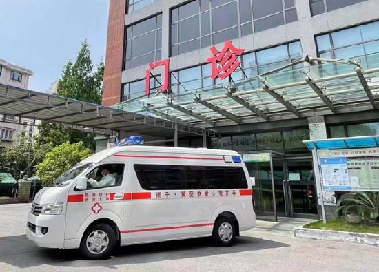杨子&黄圣依携手“思源工程”捐赠2辆负压救护车支援上海抗疫