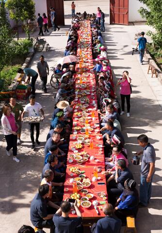 山石屏村长桌宴，社会各界代表与山石屏村村民及家属共一百二十余人一起就餐  摄影/小春 故垒