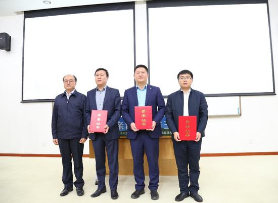 陈志朝(左一)向捐赠人代表矫超(左二)、张国华、郑杰(右一)颁发捐赠证书