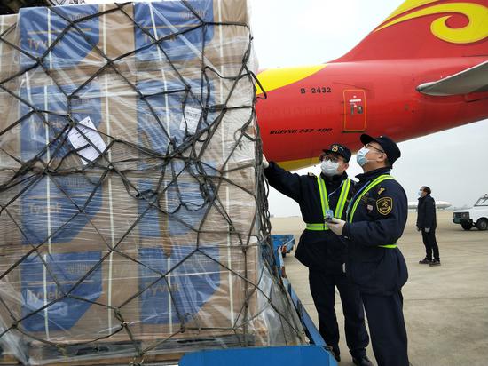 2月13日清晨，云锋基金捐赠的1.75万件防护服抵达武汉天河机场，海关人员正在盘点物资