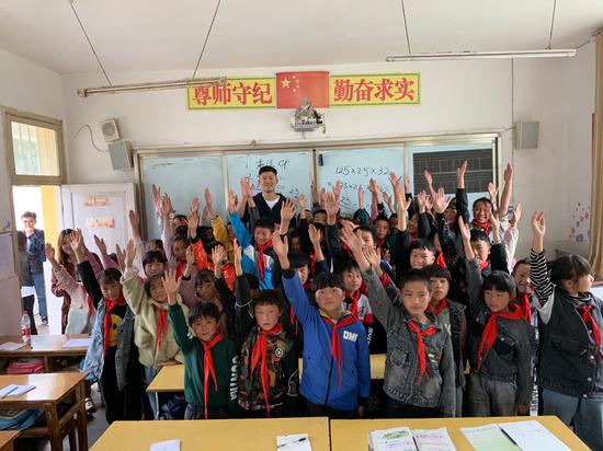 高途课堂老师与兴发乡民族光彩小学学生合影