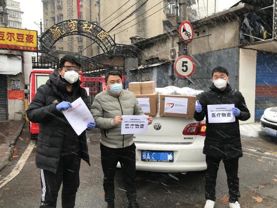 疫情期间，成美武汉地区的自愿者们顶着风雪紧急派送医疗物资