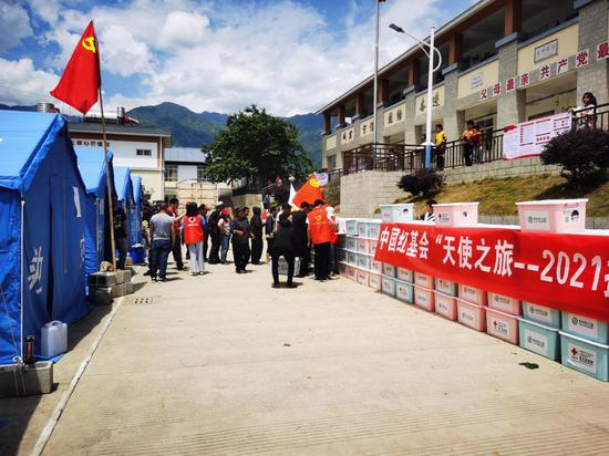 中国红十字基金会向漾濞县受灾群众发放赈济家庭箱