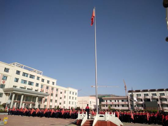 甘肃省渭源一中升旗仪式，今年72名受助学生参加高考
