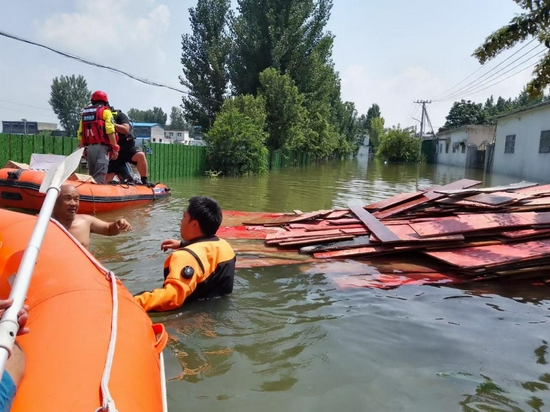 7月25日，思源绿舟救援队向受灾群众发放“思源工程”紧急拨付的大批救灾物资