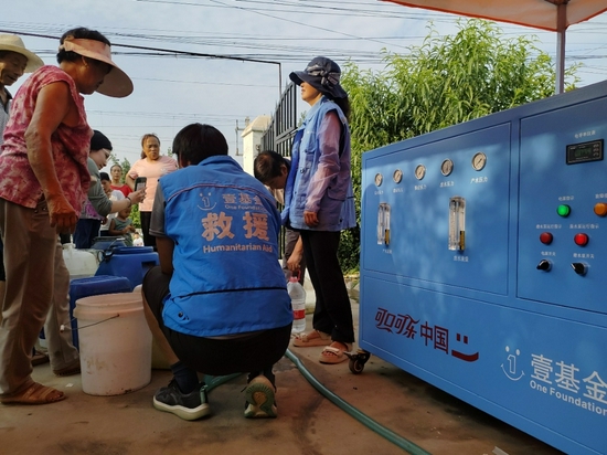 可口可乐中国和壹基金共同开发的移动应急净水车运抵河南鹤壁市石林镇