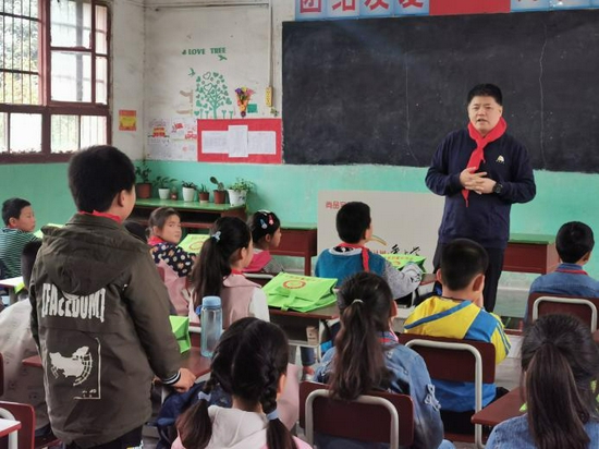 图为樊登在陕西省武功县南仁乡石佛寺小学的爱心图书室互动