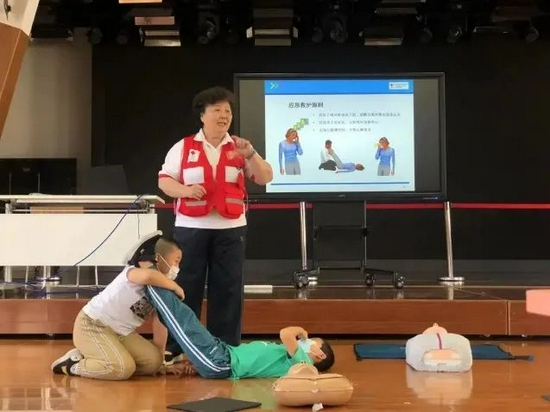 8月，中国红十字基金会与腾讯可持续社会价值事业部（腾讯SSV）联合在北京东城区史家小学开展“小小急救员”培训课程