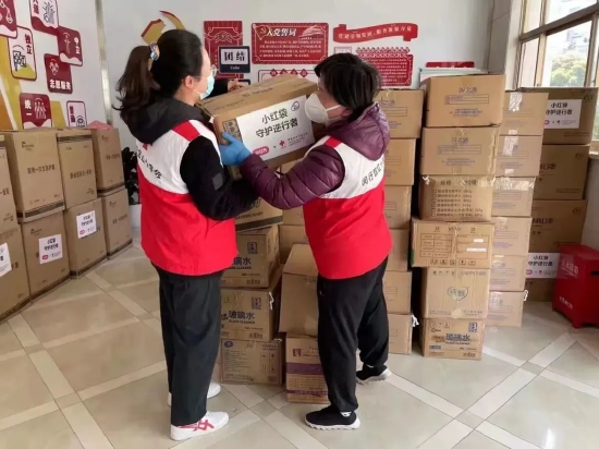 中国红十字基金会携手小红书向上海捐赠10000只“小红袋”