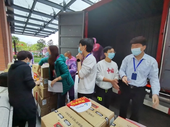 中国红十字基金会携手健合集团向上海捐赠婴幼儿配方奶粉等物资