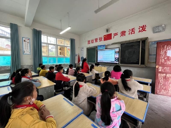 “茅台王子·明亮少年”—“播撒梦想·声传你我”公益助学活动受助学生正在上艺术课程