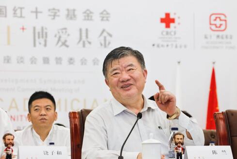 中国红十字会会长陈竺在座谈环节发表讲话。摄影：付春来