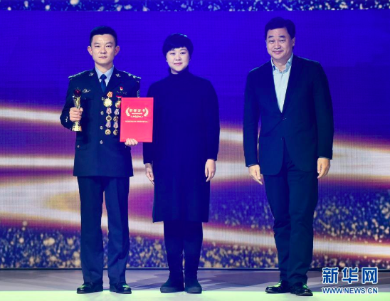 1月18日，“特殊力量”王培（左）和妻子上台领奖。当日，新华社主办的“中国网事·感动2018”年度颁奖典礼在中国传媒大学举行，10位“草根”成为舞台上最闪亮的明星。新华社记者 李贺 摄