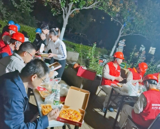 千里支援河南的安徽芜湖国家电网师傅们终于吃上了热乎乎的必胜客热食