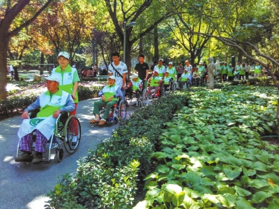 乐龄志愿者带老人去公园.