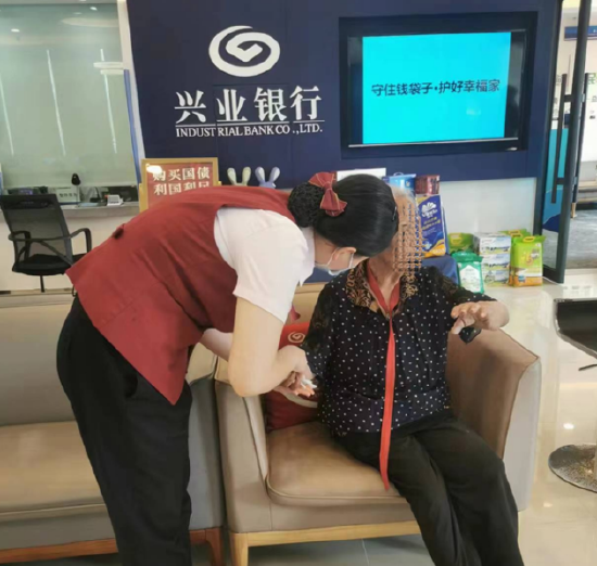 工作人员刘心怡（左一）热情招呼走失的老奶奶