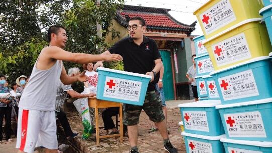 8月28日，中国红基会救灾工作组在山东发放赈济家庭箱（摄影：付春来）