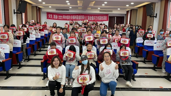 小丫课堂结束后,女孩们一起喊“女生加油”