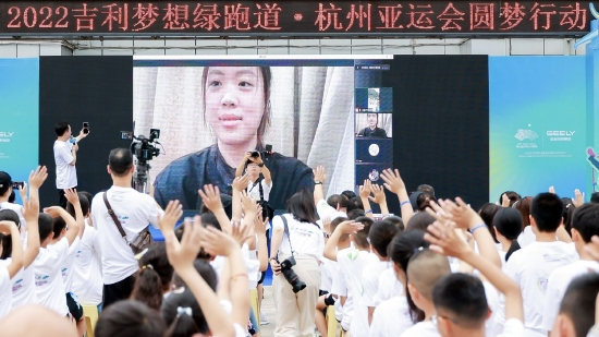 奥运冠军杨倩因为有训练任务无法到场，通过视频连线，在比赛开始前带大家来了一段“国际级比赛前的专业热身”，将仪式感拉满。