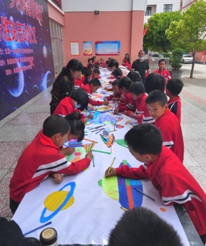 “小画笔·大宇宙”，孩子用喜欢的颜色，一起绘制出最美的一幅科普彩绘画卷。