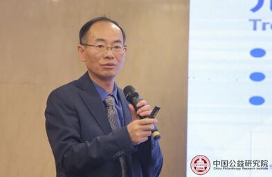 北京师范大学中国公益研究院常务副院长高华俊发布《中国儿童福利与保护政策报告2019》。