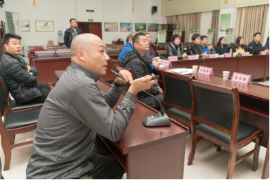 摩天岭自然保护区局长张保乾为专家探访团介绍摩天岭现状