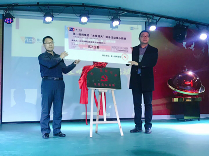 第一视频党委副书记孔德伟（右一）向学校捐赠善款