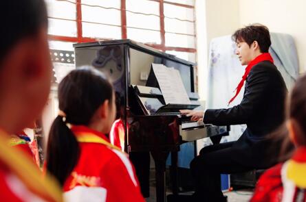 李云迪在与招商银行联合捐赠的钢琴上弹奏《黄河协奏曲》。