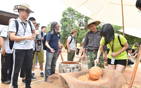 嘉宾动手参与特色生态建筑搭建