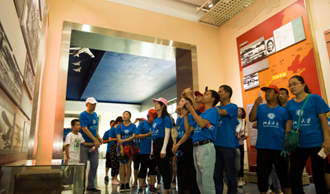 蓝天春蕾教师培训班学员们在参观中国航空博物馆