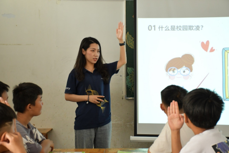 临沂大学“七彩梦想邮递员”在山东临沂郯城县归昌鲁能希望小学“索尼梦想教室”中上课