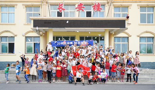 北京航空航天大学志愿者和新疆伊犁扎格斯台乡中心小学的学生一起放飞“梦想教室”捐赠航模