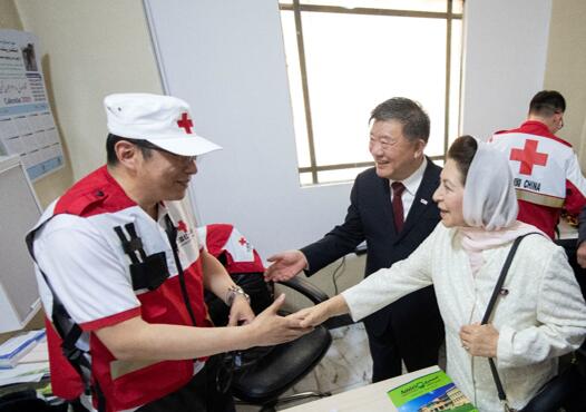 陈竺会长与加兹娜法尔代理会长看望正在紧张工作的中国红十字援外医疗队队员
