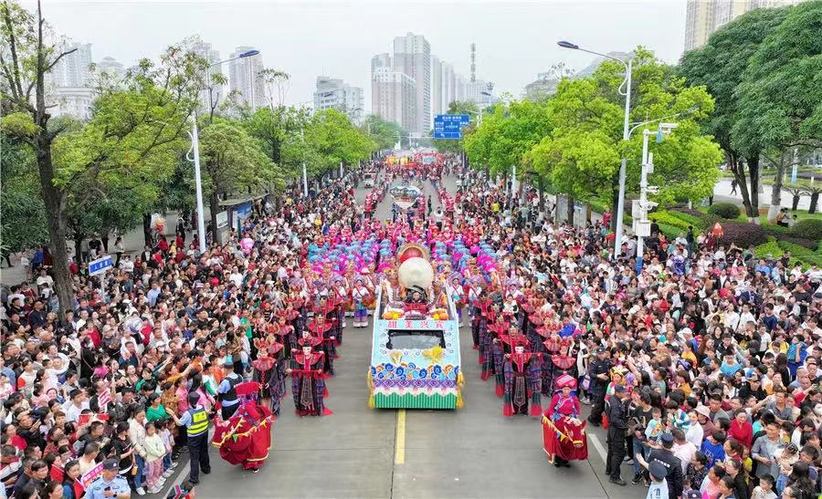 4月11日下午，“广西三月三·八桂嘉年华”“魅力来宾”——2024年来宾市“来者上宾”巡游展演活动在市城区举办。