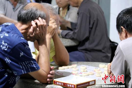 广西柳州防空洞如“天然空调” 民众洞内避暑纳凉(二)