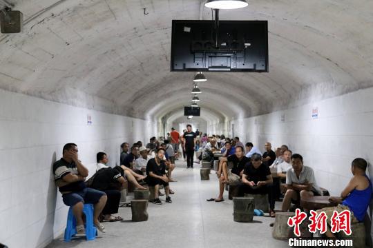 广西柳州防空洞如“天然空调” 民众洞内避暑纳凉(二)