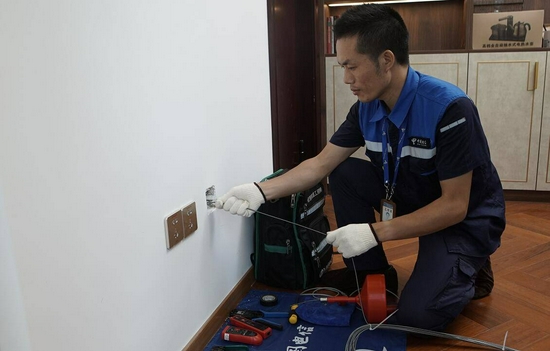 电信智慧工程师为客户安装千兆宽带. 黄祯光摄