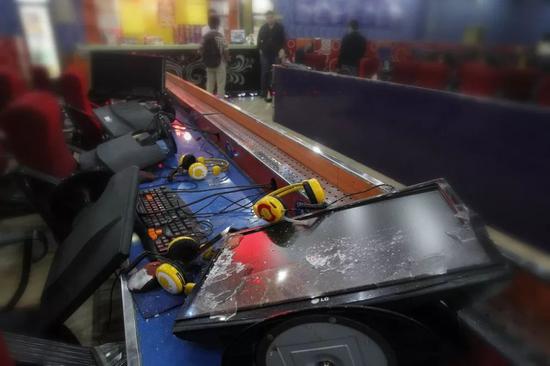 对网吧内的冰箱,电脑主机,显示器,吧台等物品进行打砸,同时还对网吧的