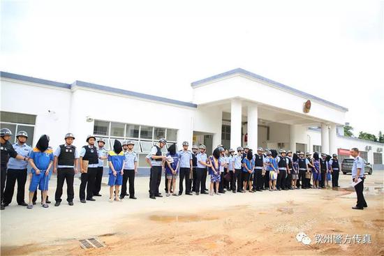 钦州警方押解浦北涉黑恶犯罪嫌疑人公开指认现场