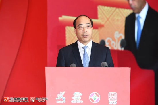 玉林市市长张惠强主持开幕式.