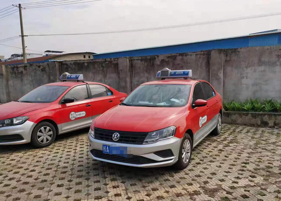 在路边小便的南宁出租车司机被公司劝退_新浪广西_新浪网