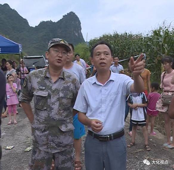 6月30日,大化瑶族自治县政协副主席蓝海芬(前右)