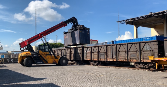 广西沿海铁路公司积极适应运输集装箱化的发展趋势,大力开展粮食,煤炭