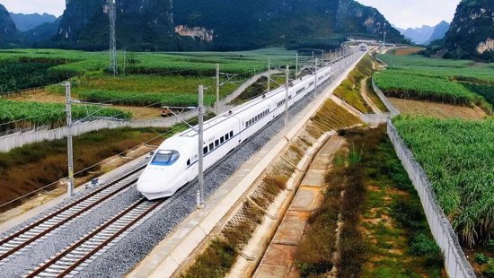 如今,崇左各族人民实现了"高铁梦".