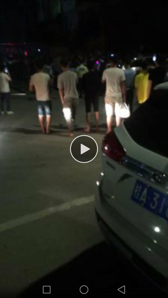 抓捕现场网传在万达广场打架是假的!请大家不要信谣造谣传谣!