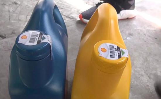 拿着真授权卖假机油!南宁某汽配商店查获大批假机油_城市论坛