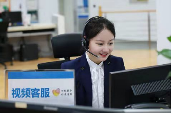 10086视频客服工作人员正在为客户解答问题. 广西移动供图