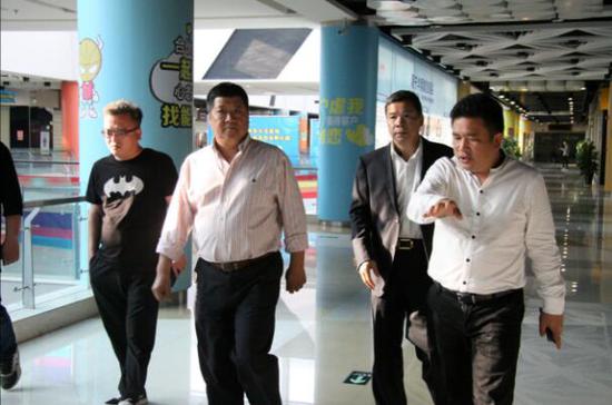 歌华中奥集团总裁王奇(左二)一行参观产业园