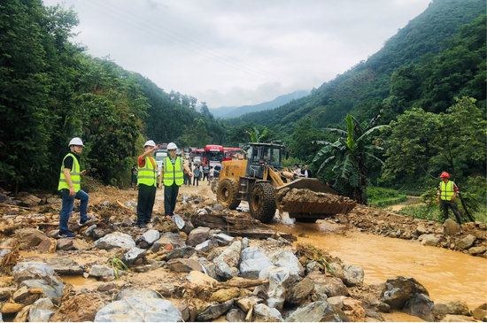 天峨公路养护中心组织抢险力量在省道303线天峨县向阳镇燕来村纳王屯